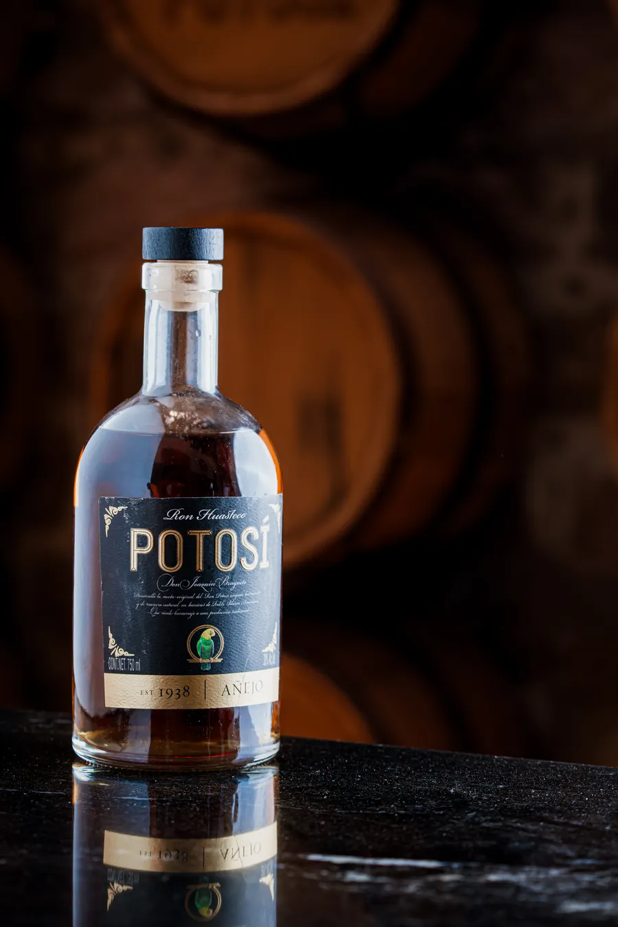 Ron Potosí Añejo en la barra de la casa